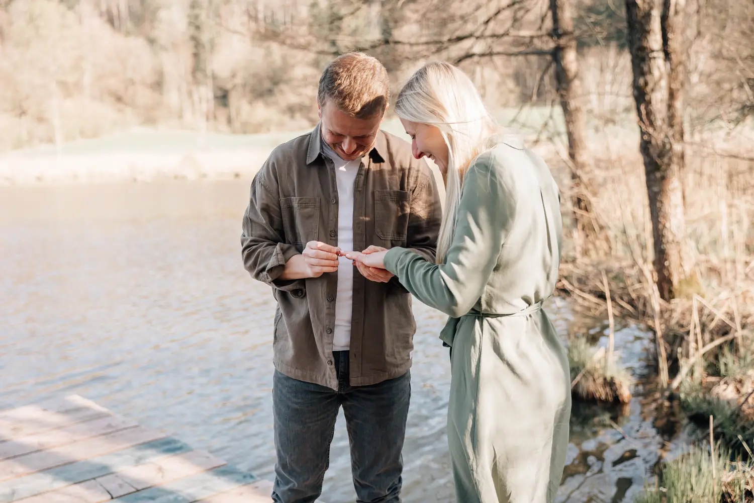 Heiratsantrag Ideen, Heiratsantrag machen, Heiratsantrag München, Engagement Shooting, Wo Heiratsantrag, Mann macht Antrag am See, romantisch Boho